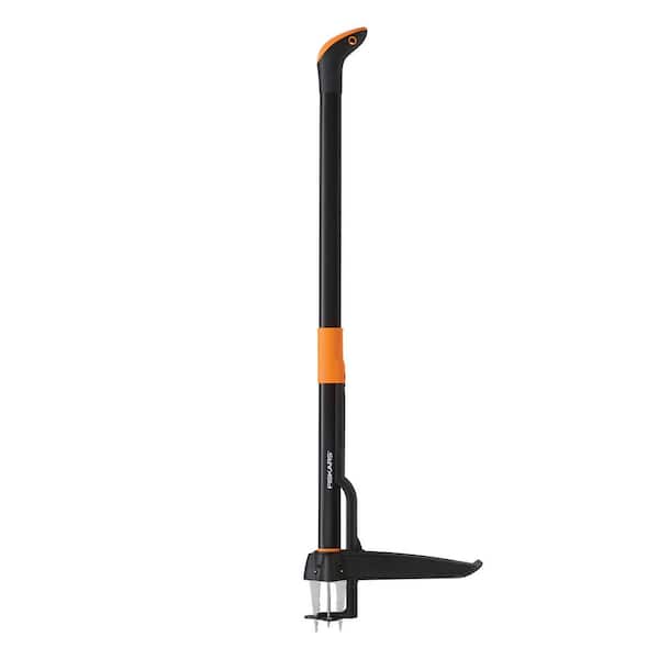Fiskars 34 in Stand-Up 4-Claw Long Handle Weed Puller 1023084